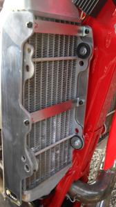 Proteção de radiador envolvente